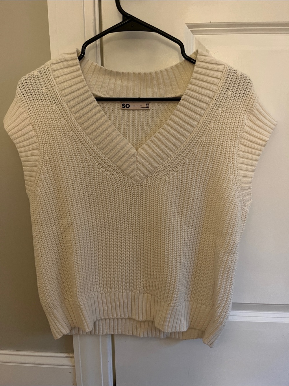 SO Cream V-Neck Sleeveless Knit Sweater Vest